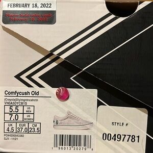 Brand New in Box Limited Edition Crayola Comfycush Old Size 7